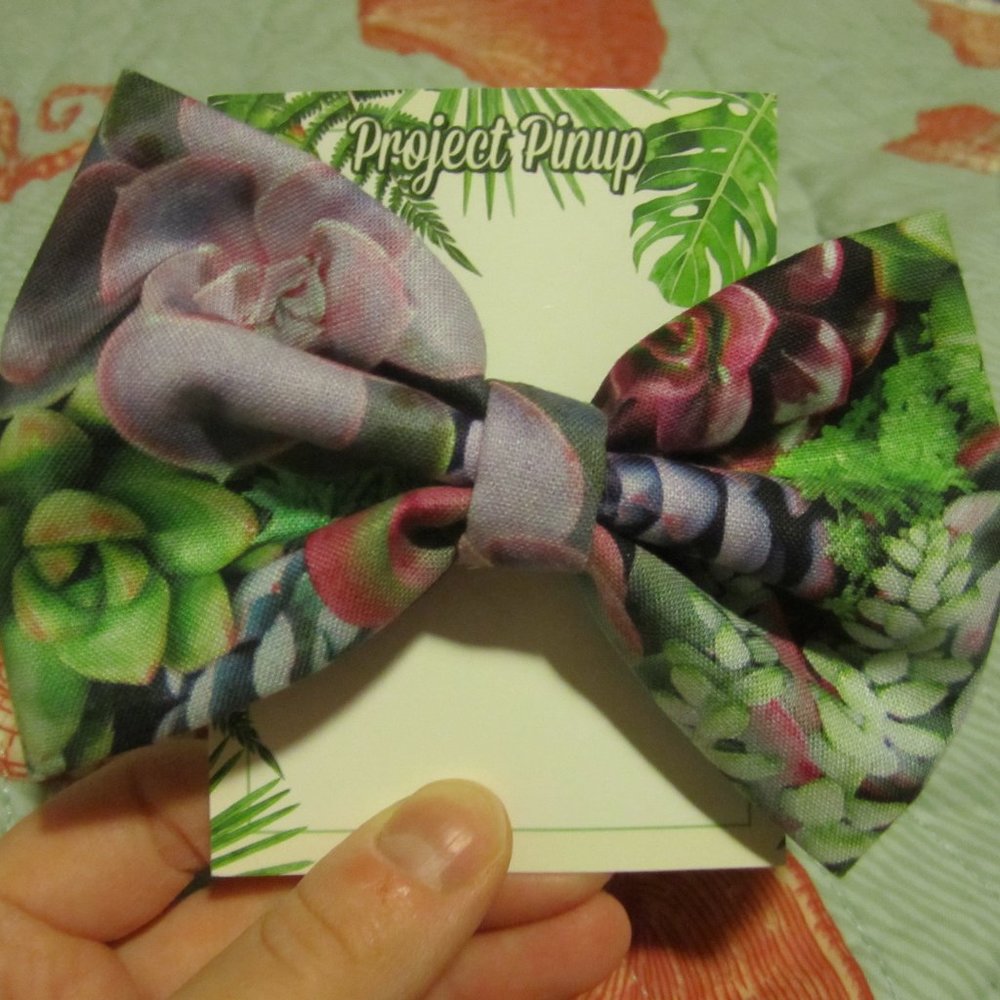 Cute pinup hair bow with succulent fabric!